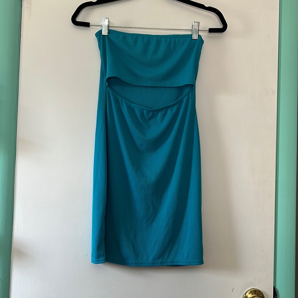 Mini strapless dress with cutout